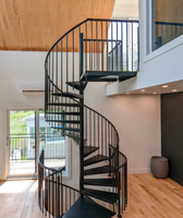 Escalier en colimaçon Optima au design simple en verre, escalier hélicoïdal moderne pour intérieur avec marches en bois