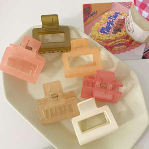 トレンディなフラットスクエアクリアクロークリッププラスチック製の小さなかわいいヘアクロークリップ女性用透明ヘアアクセサリークロークリップバルク - Product Image 6