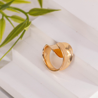 Bague Cœur Torsadée Minimaliste en Acier Inoxydable Plaqué Or 18 carats Unisexe, Bijou Tendance Vintage à Surface Lisse, Style Statement