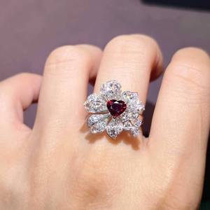 เครื่องประดับหรูหรา SGARIT แหวนดอกไม้ประดับทับทิม 18K ทองคำแท้ ไม่ผ่านการอบความร้อน ฝังเพชร 79 เม็ด และไพลินขาว 11 เม็ด เครื่องประดับชั้นดี - Product Image 1