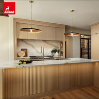 Meubles de cuisine contemporains Alland en bois clair, panneaux plats, sur mesure, de haute qualité, avec vitrine en verre pour la cuisine