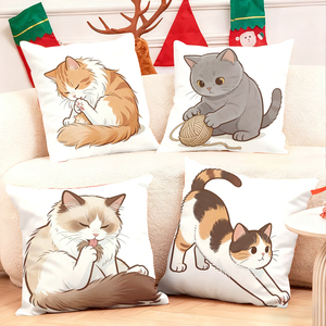 居心地の良い枕に寝そべる愛らしい猫たちが、ホリデーのストッキングやトナカイの角で飾られたお祭り気分あふれるリビングルームを彩ります。 - Product Image 1