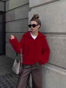 Pull-over en maille rouge uni pour femme, coupe oversize, col polo à demi-zip, style mode hiver, vente en gros - Product Image 2