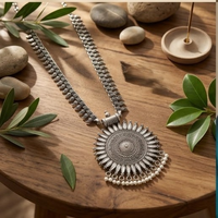 Parure de bijoux classiques et traditionnels en argent oxydé avec médaillon soleil, collier long et boucles d'oreilles, pour femme, mariage et soirée