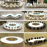 Table de salle à manger de luxe moderne pour hôtel et mariage avec plateau en verre trempé, structure en acier inoxydable doré, design serpentin en forme de S