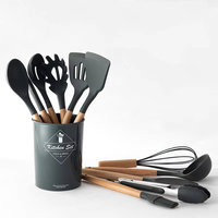 Vente en gros d'ustensiles de cuisine manche en bois antiadhésif 12 pièces accessoires outils de cuisine en silicone ensemble d'ustensiles de cuisine cuillère