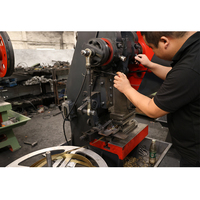 Nouvelle machine à fabriquer des boutons-pression mécaniques avec moteur et pompe pour usage industriel dans les usines de vêtements
