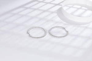 Boucles d'oreilles créoles rondes en moissanite de haute qualité avec motif en forme de visage, en silicone et plaqué titane, idéales pour un anniversaire - Product Image 3