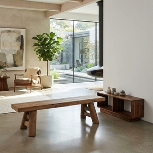 Este taburete bajo rústico de 60 cm, bellamente elaborado con madera maciza, es perfecto para añadir un toque de estilo campestre encantador. - Product Image 2