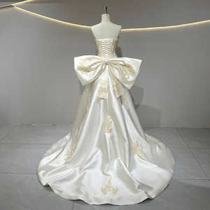 Robe de mariée formelle chic JFH51 en satin brodé avec dentelle, col bateau et nœud surdimensionné - Product Image 3