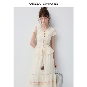 Chemisier VEGA CHANG en tissu uni à col en V et liens en tissu pour femme, manches courtes, plis verticaux sur la poitrine, boutons sur une seule rangée, bordure en dentelle - Product Image 4