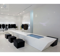 Comptoir d'accueil en pierre artificielle de forme allongée, design éco-responsable avec éclairage bleu, pour usage commercial dans les hôtels et les hôpitaux