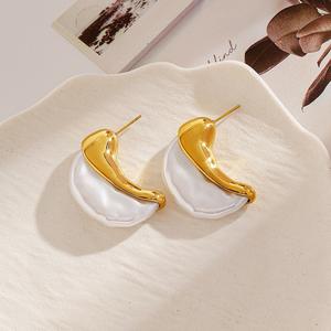 Pendientes de luna creciente de acero inoxidable con baño de oro de 18k, diseño geométrico para joyería de moda. - Product Image 3