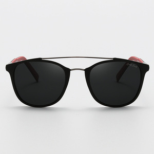 Gafas de Sol de Moda Big Jack 5117, Montura Completa, Lentes TAC UV400 Antideslumbrantes, Unisex, Montura Negra Arena, Lentes Gris Oscuro - Product Image 2