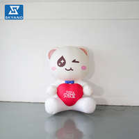 Modèle gonflable personnalisé d'ours blanc de dessin animé tenant un cœur pour la publicité et la décoration d'événements en plein air