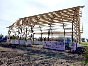 <span class=keywords><strong>Grange</strong></span> à foin et hangar pour bétail traditionnels avec grenier supérieur - Structure en acier préfabriquée classique avec options de finition personnalisables - Product Image 2