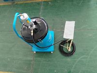 Pompe à piston pneumatique haute pression 35L 50:1, seau à commande pneumatique avec roue et buse de tuyau pour applications marines et usinage OEM