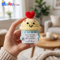 Jouet en peluche amigurumi fait main au crochet en forme de donut et de cupcake pour la décoration de comptoir de pâtisserie ou de café