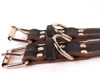 Sabuk kerah anjing kulit sapi hewan peliharaan, dengan gesper logam cincin D sabuk kerah kulit sapi cokelat dapat disesuaikan untuk persediaan lingkaran butik kucing
