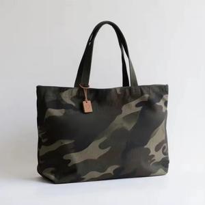 <span class=keywords><strong>Bolsas</strong></span> <span class=keywords><strong>de</strong></span> Mano <span class=keywords><strong>de</strong></span> Lona Personalizadas <span class=keywords><strong>de</strong></span> Alta Calidad con Diseño <span class=keywords><strong>de</strong></span> Camuflaje para Exteriores, con Elegante Patrón <span class=keywords><strong>de</strong></span> Paneles y Cierre Abierto para Uso Diario en Todas las Estaciones - Product Image 2