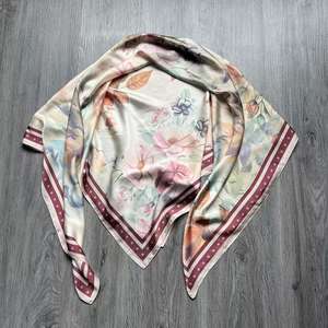 Su misura in <span class=keywords><strong>raso</strong></span> di seta stampato digitale bawal hijab/alta qualità di <span class=keywords><strong>raso</strong></span> stampato di seta bawal con cuciture per bambini - Product Image 3