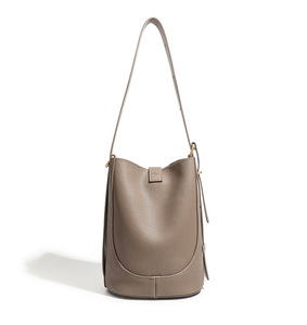 Sac fourre-tout tendance en cuir véritable imperméable avec fermeture éclair, design de niche, doublure en polyester, toutes saisons – Stock usine - Product Image 3