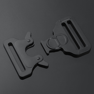 Boucle de sac à dos tactique à dégagement rapide en métal réglable pour sangle plate, type plaque noire - Product Image 1