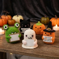 Lot de 24 mini-figurines Halloween au crochet, faites à la main, avec motifs fantôme, citrouille, chat, crâne, chapeau de sorcière, mini-poupées décoratives en coton pour bureau
