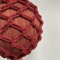 Décoration de plafond rustique en macramé pour mariage avec fleurs artificielles en soie, lustre à pompons bordeaux pour toile de fond de tente extérieure