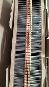 Resistori a film di carbonio 1W 5% 820 <span class=keywords><strong>Ohm</strong></span> - Product Image 2