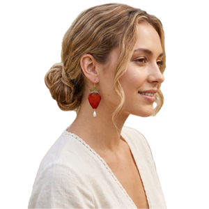 Boucles d'oreilles pendantes bohèmes tendance pour femme, en acier inoxydable plaqué argent, faites à la main, avec breloques fraise et perles d'imitation, idéales pour les soirées - Product Image 1