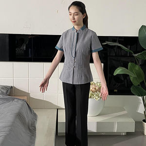 Uniforme de limpieza de verano unisex para uso en recepción con logotipo personalizado, diseño de manga corta, uniforme de limpieza de hotel - Product Image 1