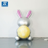 Décoration publicitaire gonflable personnalisée : Lapin de la Lune enlacant la Lune Dorée