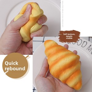 Giocattolo Antistress Realistico a Forma di Pane in PU, Morbido e a Lenta Risposta, Perfetto per Fotografia e Decorazione - Product Image 4