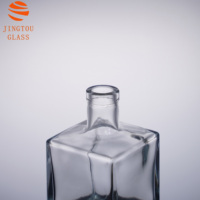 Bouteille en verre carrée de 500 ml avec un design à col court, adaptée à l'emballage de spiritueux haut de gamme tels que le whisky et le brandy