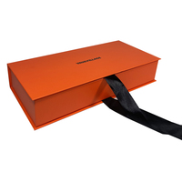 Boîte cadeau de luxe en carton YuXuan avec logo personnalisé, impression or, ruban de soie noir et fermeture à ruban.