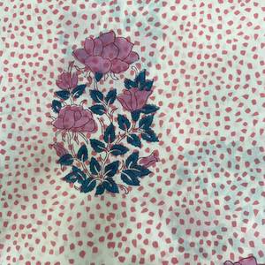 Tela de Algodón Estampada con Flores Verde Menta, con Ramo de Rosas Rosadas y Motivo de Hojas Azules, Patrón Geométrico de Puntos en Toda la Superficie - Product Image 4