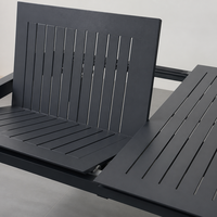 Table à manger extensible noire mate avec plateau à lattes croisées pour terrasse, jardin, cour arrière et divertissements en plein air