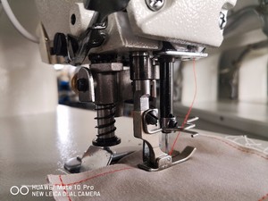 Máquina de Coser de Alta Velocidad de Una Sola Aguja con Accionamiento Directo DS-6680D con Cortador Lateral y Alimentación por Aguja Integrados - Product Image 2