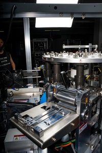 Macchina per la produzione di tazze da caffè in carta completamente automatica per la <span class=keywords><strong>linea</strong></span> di prodotti in carta per <span class=keywords><strong>ufficio</strong></span> - Product Image 3