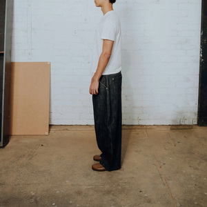 Jeans pour homme en denim brut non sanforisé 100% coton 15 oz à jambe large de style américain traditionnel OEM avec pli simple sur le devant et ourlet biaisé - Product Image 3