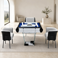 Table de mahjong automatique contemporaine avec base en verre minimaliste, plateau à motif personnalisé et machine à mélanger les jetons pour une décoration intérieure haut de gamme