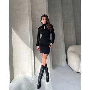 DEFILE Vestido mini negro con cuello corazón para mujer, tejido de mezcla de poliéster y licra, estilo elegante para fiestas y discotecas - Product Image 1