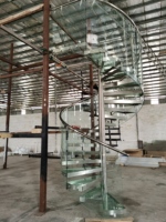 Kit d'escalier moderne en métal noir avec revêtement en poudre, en spirale, pour extérieur, avec rampe en verre pour appartement/villa