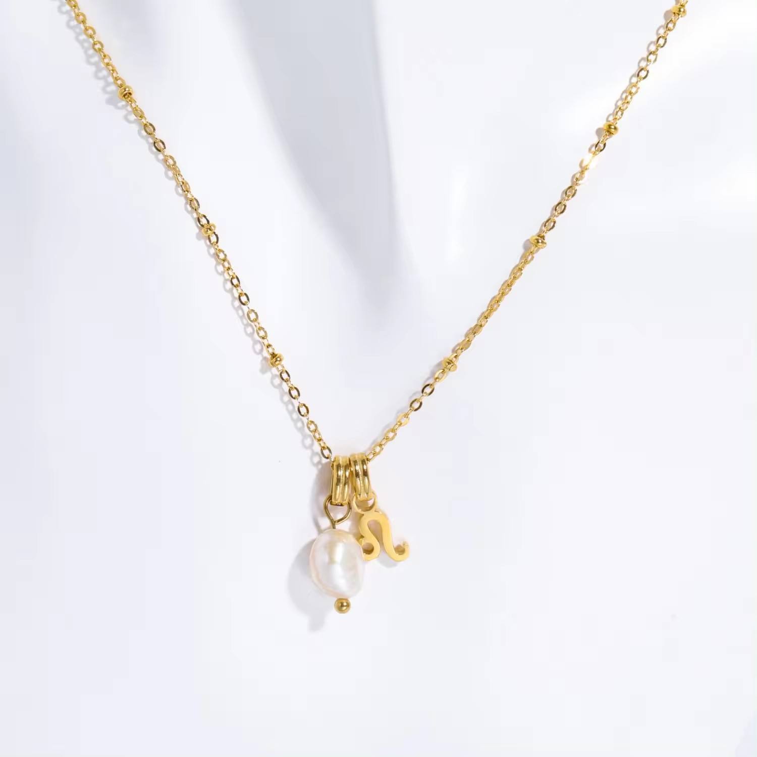 สร้อยคอลีโอ