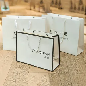 Sacchetto di carta d'imballaggio del regalo di Logo su ordinazione di acquisto di lusso blu su misura di alta qualità con le maniglie