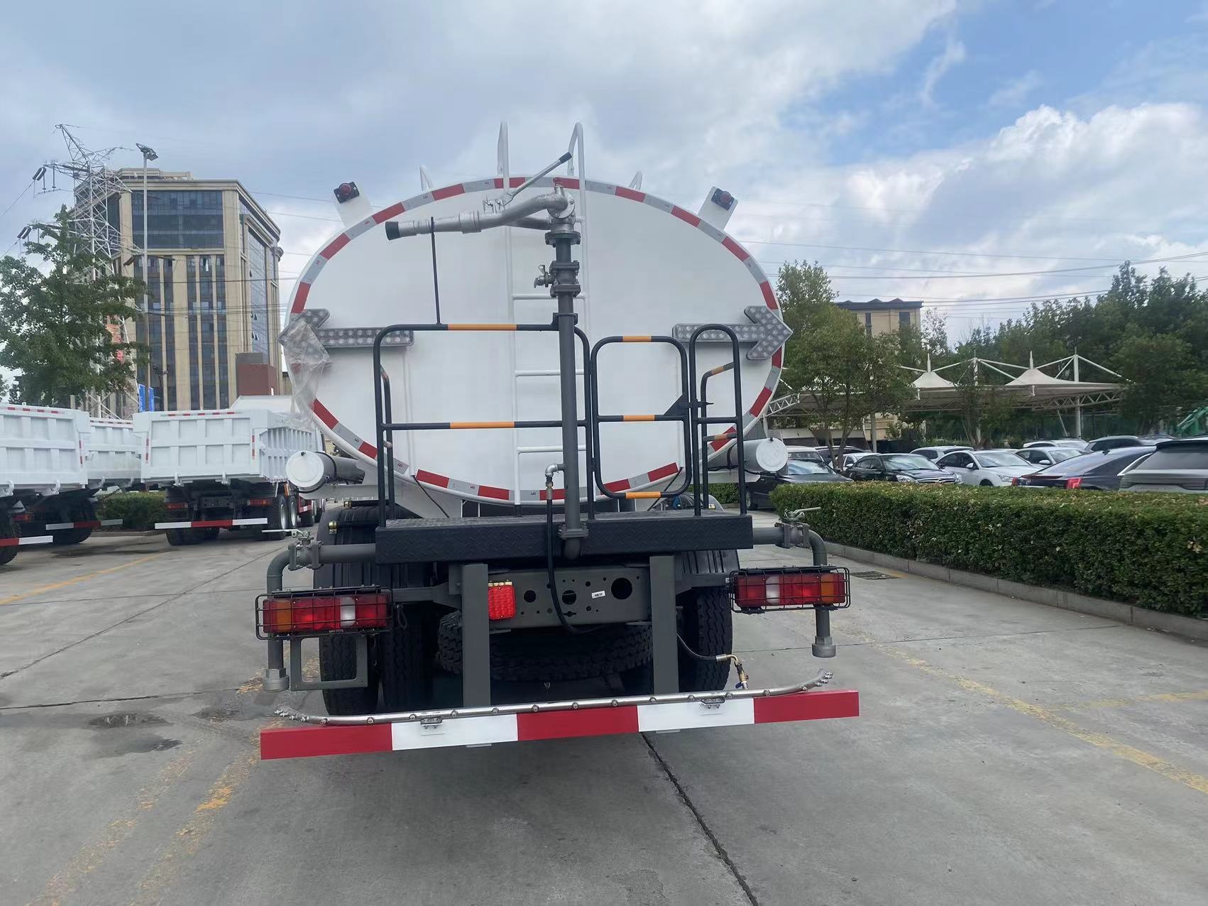 Sinotruk HOWO New Water Tank Truck - 20000 Liters for Sale