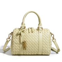 Nouveau Sac Boston Tendance 2026 en Gros, Sac à Main Femme en Cuir Tressé Fait Main, Sac à Bandoulière Designer en PU Couleur Unie pour Femme