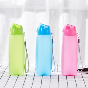 Bouteille d'<span class=keywords><strong>eau</strong></span> de sport en plastique givré coloré avec bouchon rabattable anti-fuite de 6*6*22,5 cm 550 ml pour la salle de sport - Product Image 1