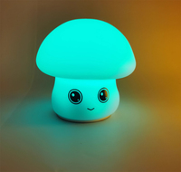 Venta al por mayor de luz LED de noche de seta que cambia de 7 colores Mini proyección táctil de silicona Plug-In decoración del hogar regalo para niños cabecera